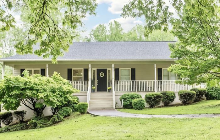 Walk to Carrollton Square!  Entire Home Upstairs For Rent.