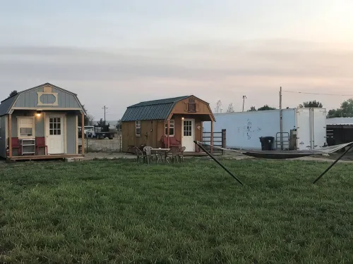 Cute Farmhouse Cottage - 2-Star