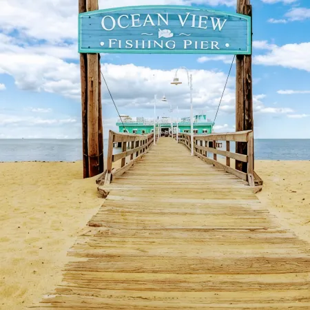 Victoria Home Beachfront 2 Bedroom 2 Bath 4 Bed  Close to Shop Toy for Kids
