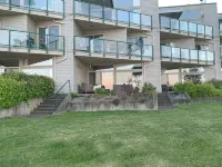 Beach Bliss Oceanfront King Studio! Balcony, Stunning View, Pool, Dock & Hot Tub - Beach