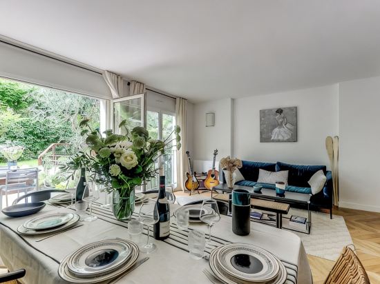 Apartment With Private Garden in Montmartre