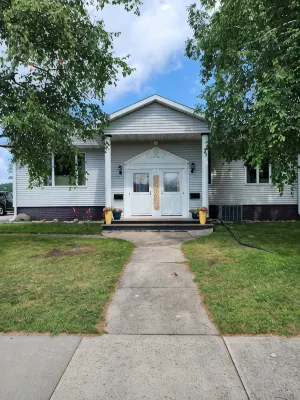 Charming 3+ bdrm 3 bath house in Oshkosh on Sawyer Creek & Fox River near EAA
