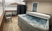 The Bear Cave w hot tub in the quaint village of Aurora - Boutique