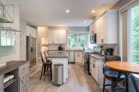 Entire 4-bedroom house, billiards and ping-pong, close to University of Oregon - بيت ضيافة