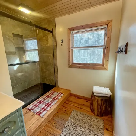 Romantic StackRock Cabin – An Exclusive, Centrally Located Retreat.