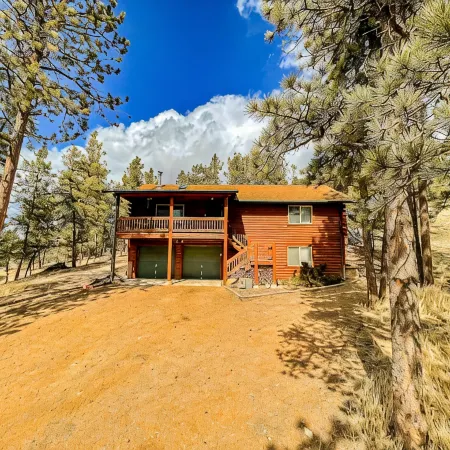 Secluded and Cozy Log Cabin /w Hot Tub + Fire Pit