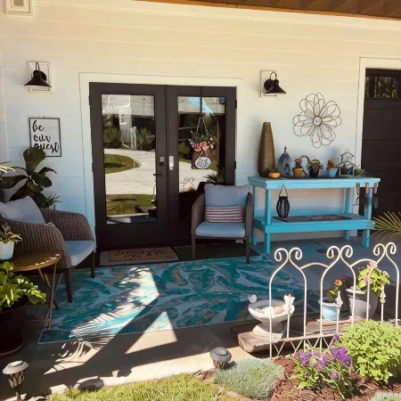 "Stay A While" Couples Retreat - One Block from Main Street!