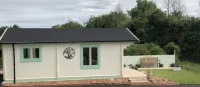 Lovely cabin with country views in popular Somerset village. - 홈스테이