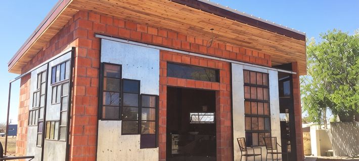 Loft-Like Living in Marfa with Sexy Outdoor Shower 마파 호텔