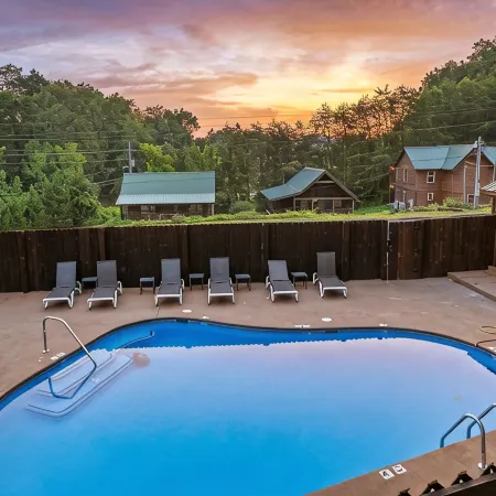 Couples Cabin - Private Hot Tub - 1 Mile to Parkway