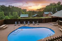 Couples Cabin - Private Hot Tub - 1 Mile to Parkway - Romanttinen