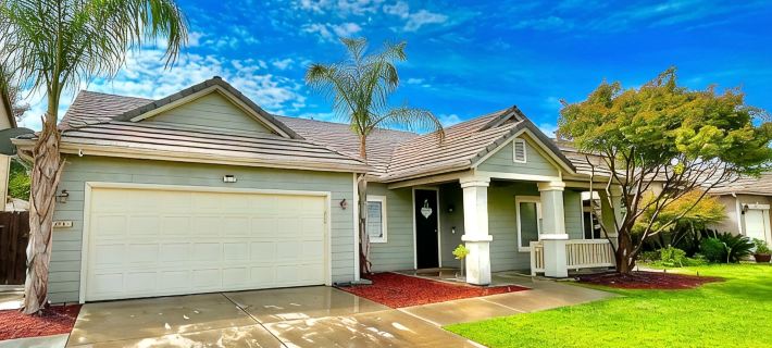 Spacious 5-Bedroom home w/ Pool & Hot Tub Hotels in Fresno