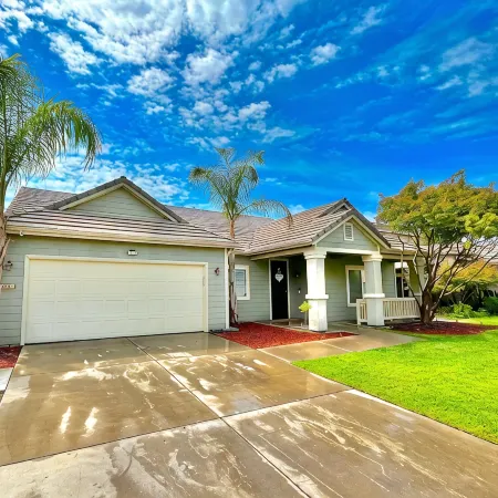 Spacious 5-Bedroom home w/ Pool & Hot Tub