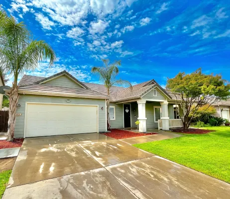 Spacious 5-Bedroom home w/ Pool & Hot Tub - บังกะโล