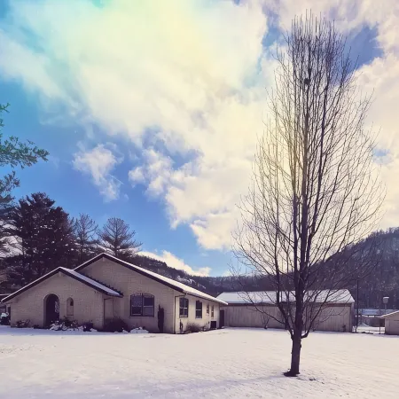 Morning View Ranch- Red River Gorge- Indoor Pool open March-Nov. Pet friendly.
