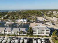 Manatee Harbor: Marina, Heated Pool-Spa, Island Ferry with Private Beach Access! Hotels in Placida