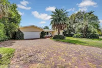 Delray Home W/Pool-Close to Beach & Downtown Atlantic Ave-Fun Tiki Hut-Bike-WiFi - 2 étoiles