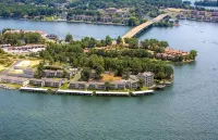 "The Veranda" Lake Hamilton Retreat for 6: Great sunsets and fireworks views! - Wifi