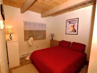 Townhouse in the mountains, close to Storyland and more! Hotels in Glen