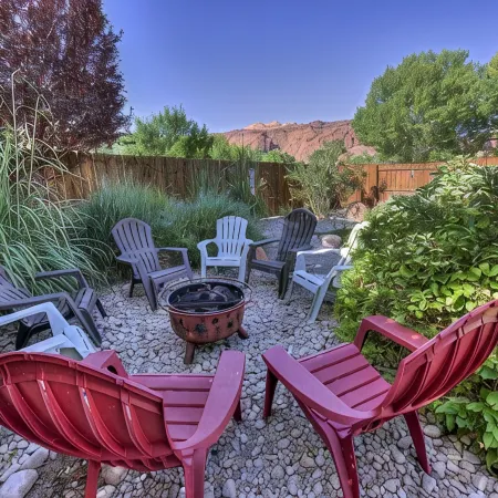Casa de Zia-Downtown, Hot Tub, Fireplace, Indoor Pool, Sleeps 9