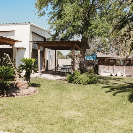Charming studio with AC , WiFi, and 325 ft fishing pier with fishing lights.