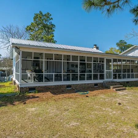 Relax at the Lakehouse with a Dock Hotels in Berkeley County
