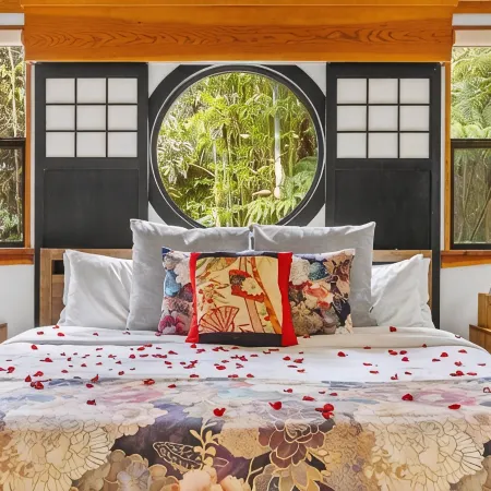 Volcano Tea House Cottage - Spa Bath, Hot Tub, and Fireplace with Japanese Decor Hotel di Volcano
