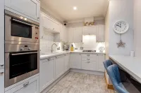 Superior, central 3-bedroom apartment with parking in charming St Andrews - Apartments