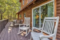 Wooded 3BR Luxury Cabin, Close to City & Nature - Hytter