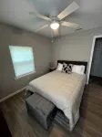 Cozy Gator Getaway Near UF - 2Bed/1Bath for 6 guests - Wifi, AC/Heat, Parking - Bungalows