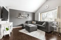 Spacious 4-bedroom house in the heart of West Omaha close to EVERYTHING - Boutique