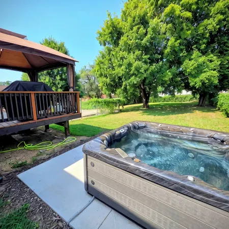 The WashMO Hospitality House WALK to riverfront, shopping, wine shuttle, HOT TUB