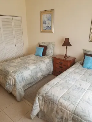 Spacious, Centrally Located 2BR Apartment: The Heart of Kingston - บังกะโล