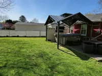 The White House w/ Hot Tub Portage Lakes Fenced Yard Pet-Friendly! Hotels in Green