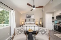Lake View Home, 2 Spacious Decks, Fire Pit, WiFi, on Sight Casita Option Avail.