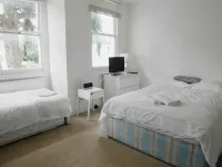 Kew Studios and Rooms - Kitchenette