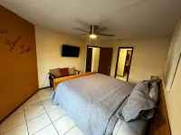 Superb 3-bedroom house with AC in McAllen. Diana's Pool House - บังกะโล