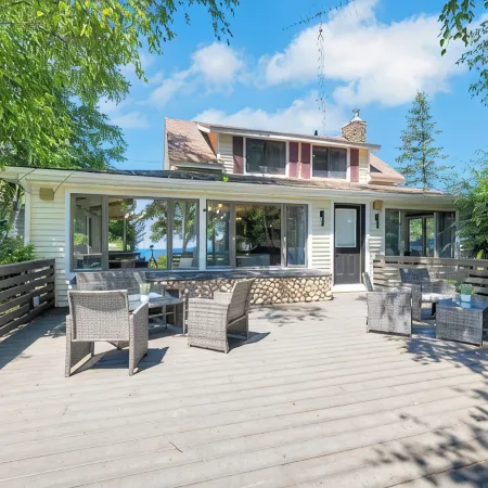 Perfect 5-bedroom house with private beach, indoor pool, in charming Carsonville