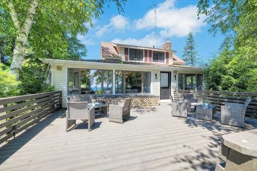 Perfect 5-bedroom house with private beach, indoor pool, in charming Carsonville - Wi-Fi