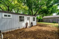 Tiny house in Bishop Arts! - Country Houses