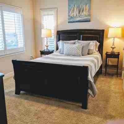 Stylish beach front condo with spectacular view! Rooms