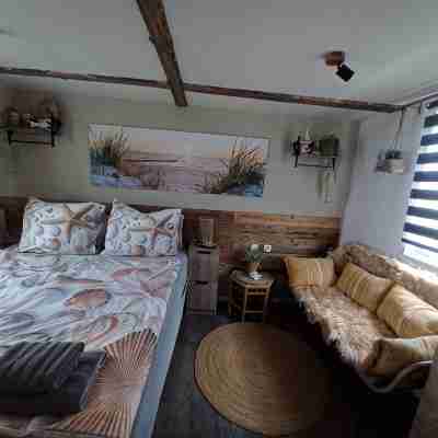 New! Vacation Cottage for 4 People at a Family-Friendly Campground in Oostkapelle. Rooms