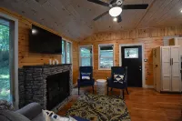Cozy cabin, 1.5 miles to downtown McCaysville; shops/restaurants & Toccoa River - 4-Star