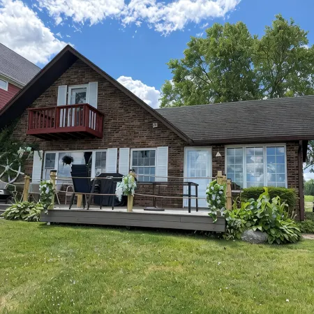 Charming 4-Bedroom Cottage on Fabulous Diamond Lake! Just Remodeled! WiFi & AC