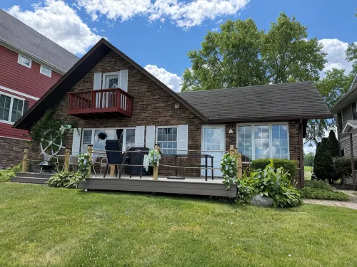 Charming 4-Bedroom Cottage on Fabulous Diamond Lake! Just Remodeled! WiFi & AC