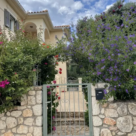 Short walk to the beach ,Four bedrooms four   bathrooms sleeps 8