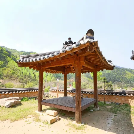 Gangneung Wangsangoal Hanok Pension Отели рядом с достопримечательностью «Музей кофе»