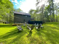 Poconos Hideaway Hot Tub, Zen Garden & Fire Pit, Hiking and Water Parks Nearby. - 샬레 호텔