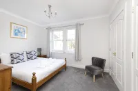 Joivy Modern Flat with Free Parking Hotels in Kings Knowe