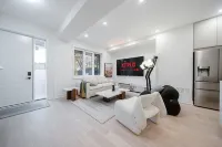 4BR King West Walk to Downtown Sleeps 9 - Villa